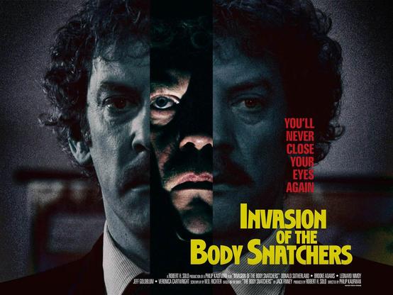 Un cartel de la película "Invasión de los ladrones de cuerpos" muestra una imagen dividida en tres partes de un hombre con cabello rizado oscuro.  Las secciones muestran diferentes expresiones en su rostro, creando una sensación de inquietud.  El título de la película, "Invasión de los Ladrones de Cuerpos", está escrito en letras grandes y amarillas sobre un fondo oscuro.  Debajo del título, se lee la frase: "Nunca volverás a cerrar los ojos".