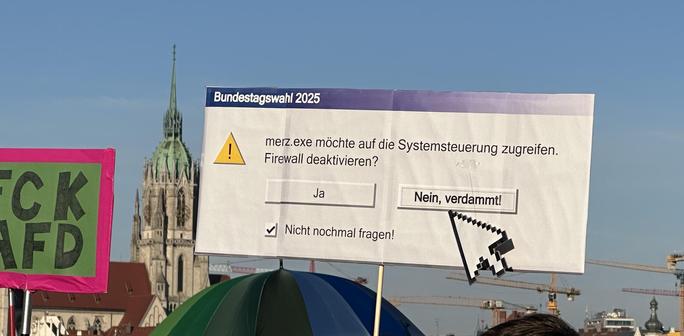 Plakat im Stil eines Windowspopups: merz.exe möchte auf die Systemsteuerung zugreifen. Firewall deaktivieren?ja / nein, verdammt!