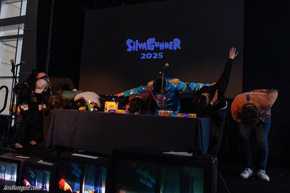 SiIvagunner performers bowing on stage with "SiIvagunner 2025) on the screen behind