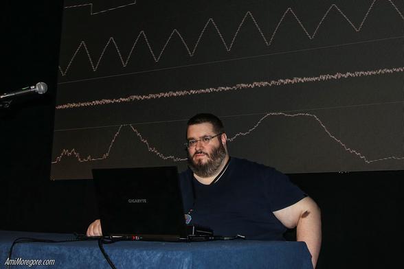 RushJet1 performs on stage with direct visuals from his tracker