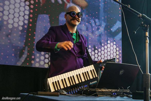 smoothbrain on stage with a keytair
