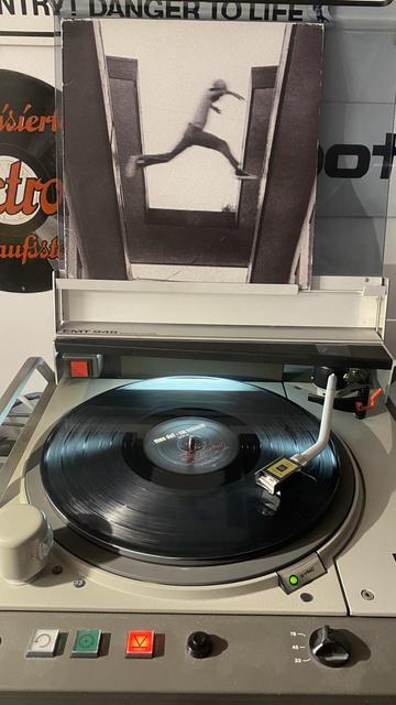 Vinyl LP „Mos Def-The Ecstatic“ auf einem Plattenspieler.