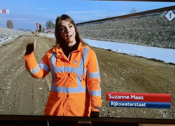 Foto van tv-scherm, reportage NOS-journaal.

Beeld: Vrouw in oranje werkkleding. Titelbalkje: Suzanne Maas, Rijkswaterstaat.