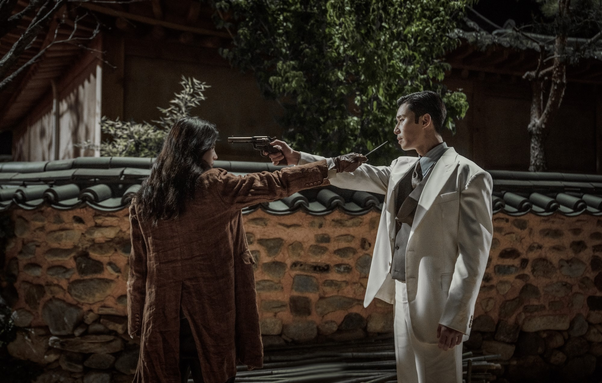 Han So Hee and Park Seo Joon face off with guns pointed at each others' faces in the 2023 South Korean drama "Gyeongseong Creature."
