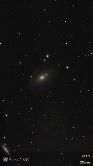 An image of the galaxy M81 surrounded by numerous stars against a dark background. The photo indicates it was captured using a Seestar S50 telescope for 20 minutes.

Zdjęcie galaktyki M81 otoczonej licznymi gwiazdami na ciemnym tle. Zdjęcie wskazuje, że został uchwycony za pomocą teleskopu Seestar S50 przez 20 minut.