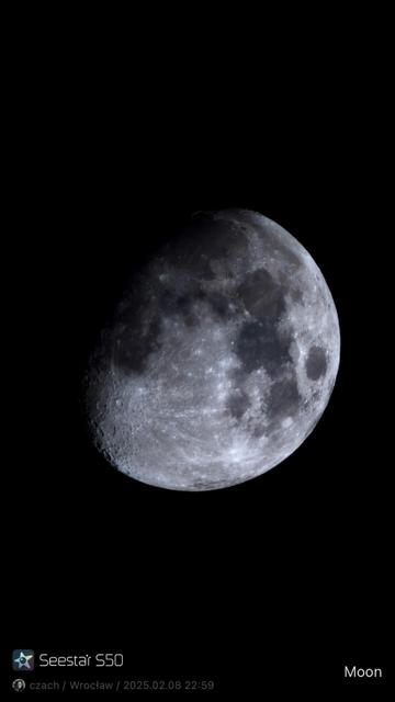 A close-up view of the Moon captured against a black background, detailing its surface craters and features. The image displays a bright lunar surface with various shades of grey.

Widok Księżyca z bliska uchwycony na czarnym tle, szczegółowo opisujący jego kratery powierzchniowe i cechy. Obraz przedstawia jasną powierzchnię księżyca w różnych odcieniach szarości.