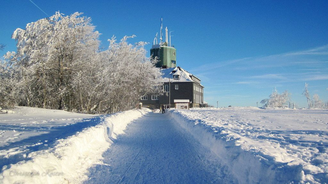 path through the snow to the Asten tower in Winterberg with cold sunshine and sky