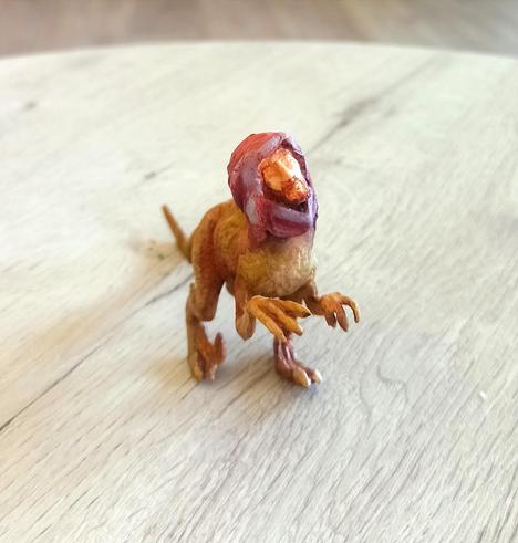 Figura creada a partir de una miniatura del belén y cuerpo de un muñeco de dinosaurio