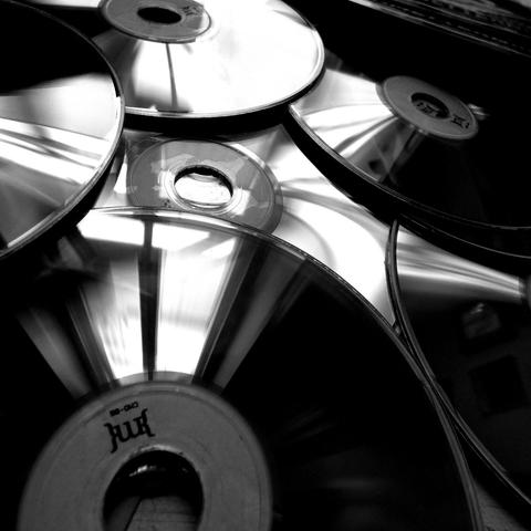 CD labels glued on the CDR using brush and cutter

Home duplicated CD-R
Carbon copy cover art and manufactured double sided CD label.

Edition of 30 copies.
https://memero.bandcamp.com/album/wwdsisz