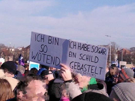 Schild: ICH BIN SO WÜTEND ICH HABE SOGAR EIN SCHILD GEBASTELT (ICH HASSE BASTELN)