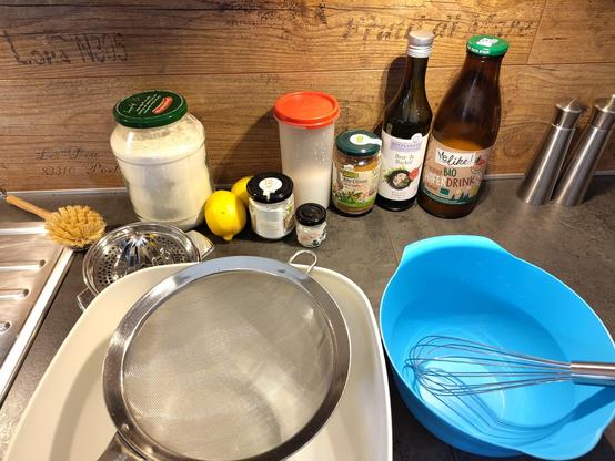 Die Zutaten des Kuchens alle aus dem örtlichen Unverpacktladen - Grüße gehen raus. Sogar Bratöl gibt es mittlerweile in Pfandflaschen und in Bioqualität.