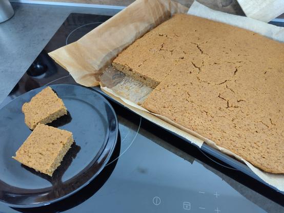 Auch als Blechkuchen geeignet. Leicht rissig, aber insgesamt sehr fluffig.