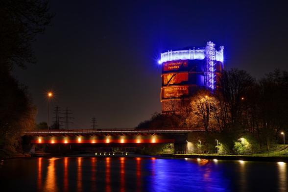 Der Gasometer Oberhausen bei Nacht.