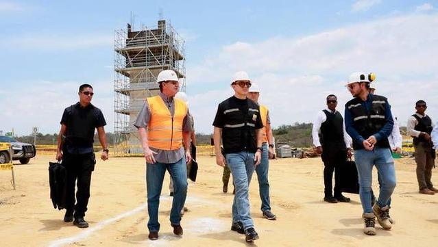 Daniel Noboa -al centre- visita les obres de la megapresó a Santa Elena, a l'Equador (EFE/Presidència de l'Equador)