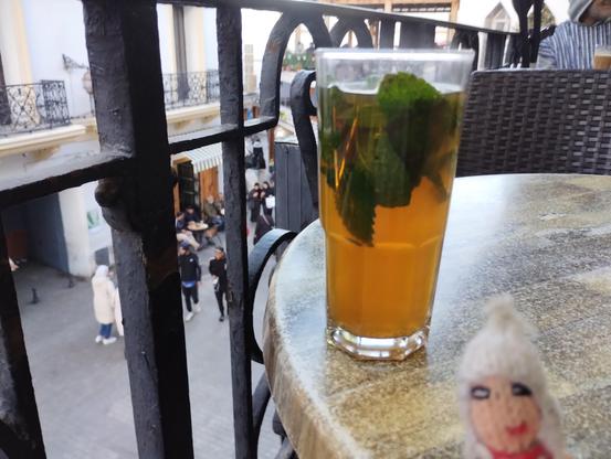 Thé à la menthe. Et poupet.