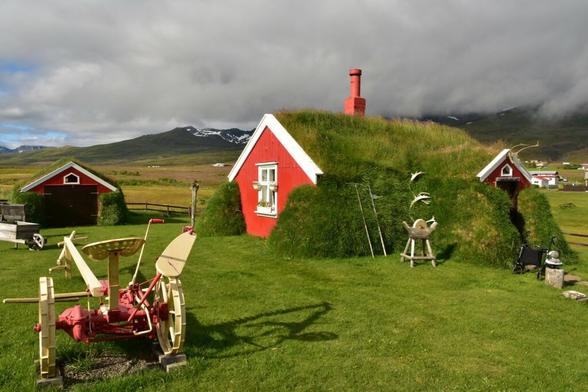 En-Islande-une-maison-de-gazon-semble-sortir-de-terre-lindarbakki-1