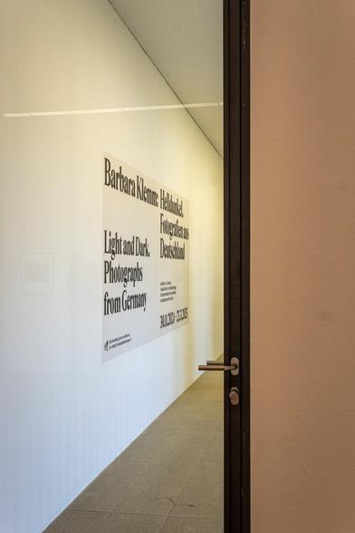 Schriftzug an der Wand zur Ausstellung von Barbara Klemm in der gfzk.