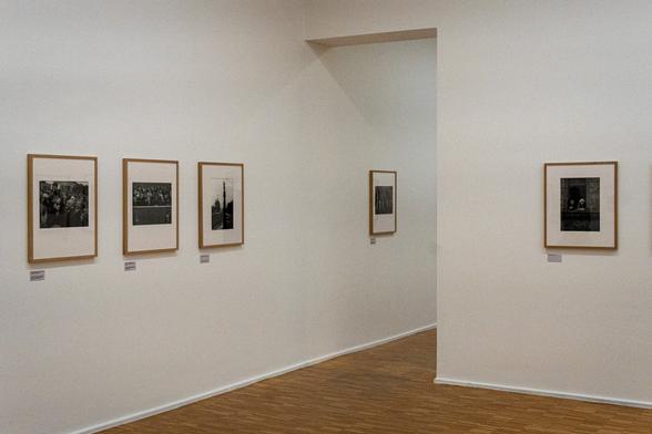 Bilder an den Wänden der gfzk um einen Durchgang von einem in den anderen Raum.