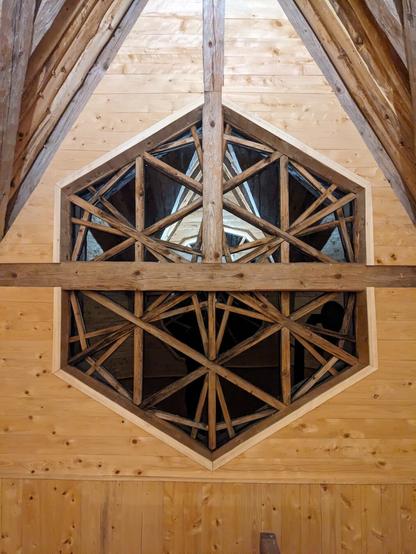 Sekskantet vindue i sekskantet hytte. Færdigt. 
___
Hexagonal window in hexagonal cabin. Finished.