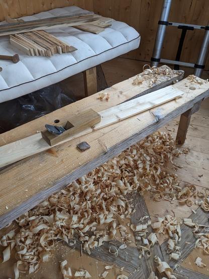 Høvling af brædder til lysning.
___
Handplaning boards for window trimmings.