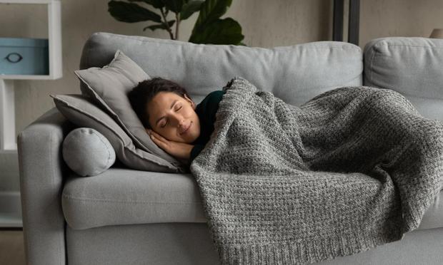 Una imagen de archivo de una chica echándose una siesta (Getty Images)