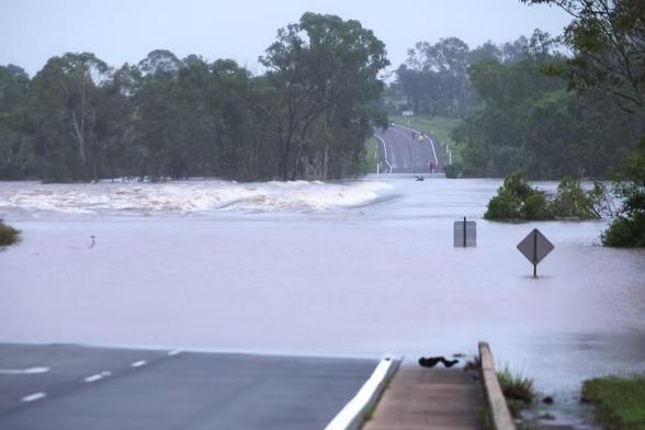 Recent photos of the Burdekin River at Macrossan Bridge with the bridge under water.