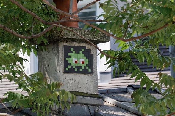 Space invader street art nb 641