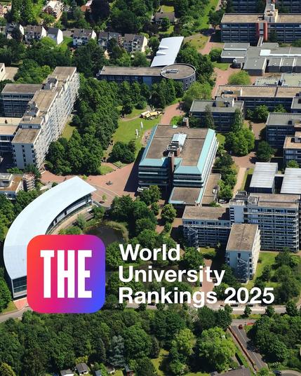 Luftbild vom Campus mit einem eingefügten THE World University Rankings 2025 Logo.