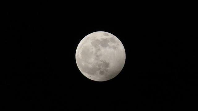 der mond auf schwarzem hintergrund