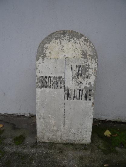 Borne routière signalant les limites de territoire entre les départements de l'Essonne et du Val-de-Marne