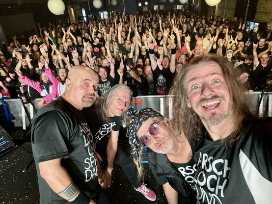 JBO am Ende der Show mit Publikum in Bensheim, Publikum jubelt