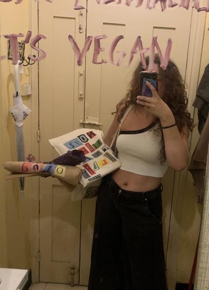 Descrición da imaxe:

Nas fotos 1 e 3 saio eu, con roupa diferente, termando de produtos de Hexageradas. A foto está tirada en plan selfie no espello e o fondo é o dun piso vello de estudantes de toda a vida.
Na segunda foto saen todos os produtos dos que estou termando na primeira: dúas sacas envoltas para entregar e a miña funda de computador que leva pintadas letras como se fosen recortes de revistas. Podemos ler “non quero traballar”. O fondo é unha mesa de oficina.
Na cuarta foto sae unicamente a funda de computador sobre un fondo de herba moi verde e moi falsa.
En rodas elas intento que o foco central sexa esta funda de computador.

Fin da descrición.
