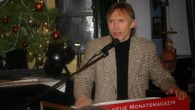 Promo-Veranstaltung vom COMPACT-Magazin am 6. Dezember 2010 in Berlin: Kai Homilius referierte zur Einführung. (Bild: Screenshot von compactmagazin.wordpress.com)