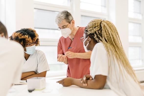 Foto: Hochschule Bremen / Ana Rodriguez
Szene aus der Pflegeausbildung