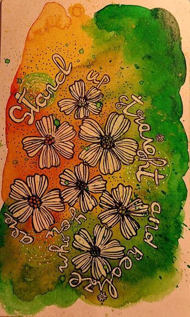 Zeven witte bloemen op een warm en kleurrijke geel oranje groene achtergrond. Om de bloemen staat in wit de tekst geschilderd: Stand up straight and realize who you are.