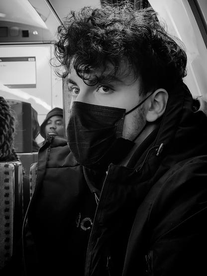 La photographie est identique à la précédente, hormis qu'elle est en noir et blanc.