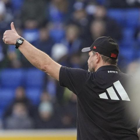 Cheftrainer Steffen Baumgart hebt den Daumen im Auswärtsspiel in Sinsheim