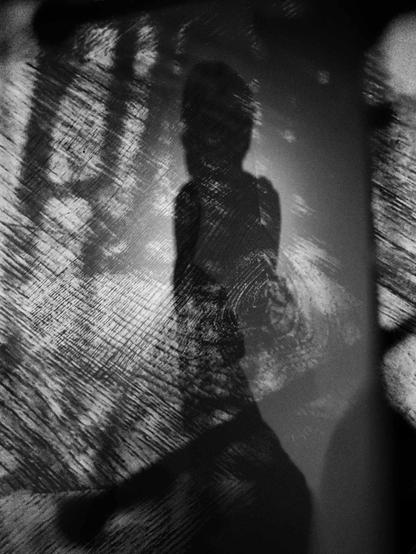 Photographie en double exposition, dans l'exposition Zombis, au Musée du Quai Branly à Paris.