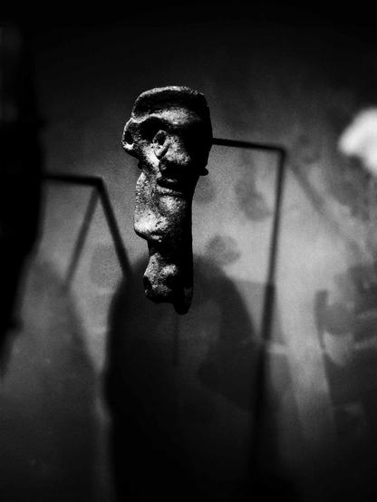 Photographie dans l'exposition Zombis, au Musée du Quai Branly à Paris.