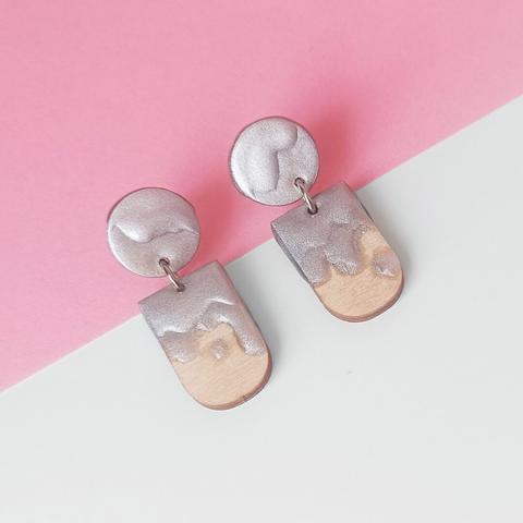 handgemaakte houten oorbellen met zilver druip effect