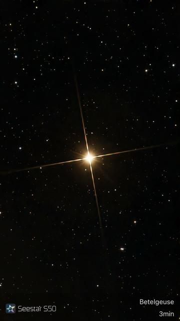An astronomical image showcasing the star Betelgeuse, surrounded by a star-filled night sky. The star emits a bright light with distinct rays, and the image is labeled with "Betelgeuse" and "3min" indicating the exposure time.

Astronomiczne zdjęcie przedstawiające gwiazdę Betelgeuse, otoczoną wypełnionym gwiazdami nocnym niebem. Gwiazda emituje jasne światło z wyraźnymi promieniami, a obraz jest oznaczony "Betelgeuse" i "3min" wskazującymi czas ekspozycji.