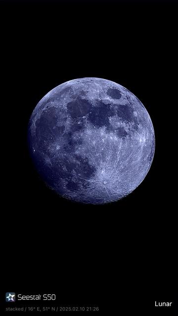 A detailed image of the moon, showcasing its craters and surface texture against a black background. The image is marked with information about the telescope used and the date of capture.

Szczegółowy obraz księżyca, pokazujący jego kratery i teksturę powierzchni na czarnym tle. Obraz jest oznaczony informacjami o używanym teleskopie i datą przechwycenia.