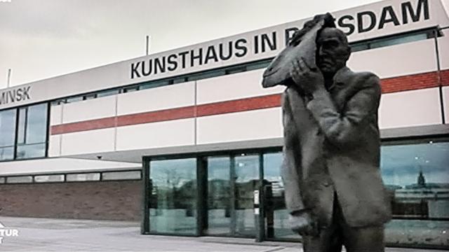 Etwas weiter weg zeigt das ganze Kunsthaus