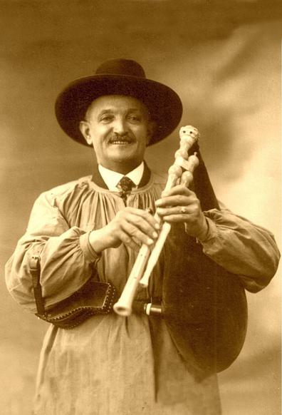 Antoine Bouscatel et sa musette (collection Claude Quintard)