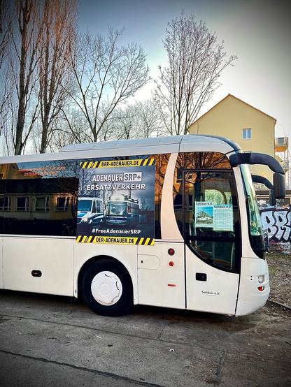 Bus mit Aufschrift "Adenauer SRP+ Ersatzverkehr".