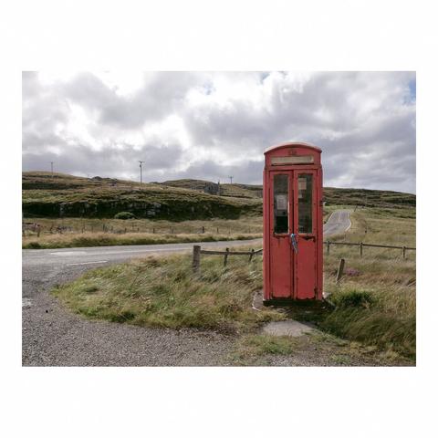 Une cabine téléphonique rouge perdue au milieu de la lande
***
A red telephone box lost in the middle of the moor