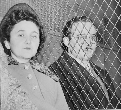 Julius and Ethel Rosenberg, separated by heavy wire screen as they leave U.S. Court House after being found guilty by jury. By Roger Higgins, photographer from &quot;New York World-Telegram and the Sun&quot; - Library of Congress Prints and Photographs Division. New York World-Telegram and the Sun Newspaper Photograph Collection. http://hdl.loc.gov/loc.pnp/cph.3c17772, Public Domain, https://commons.wikimedia.org/w/index.php?curid=1309692