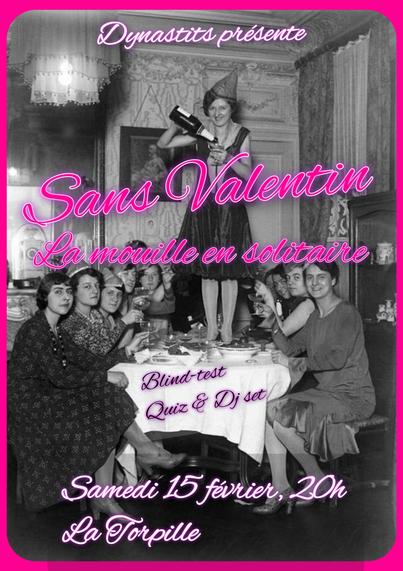 Une table de femmes font la fête. L'une d'elles est debout sur la table et se sert du champagne.
