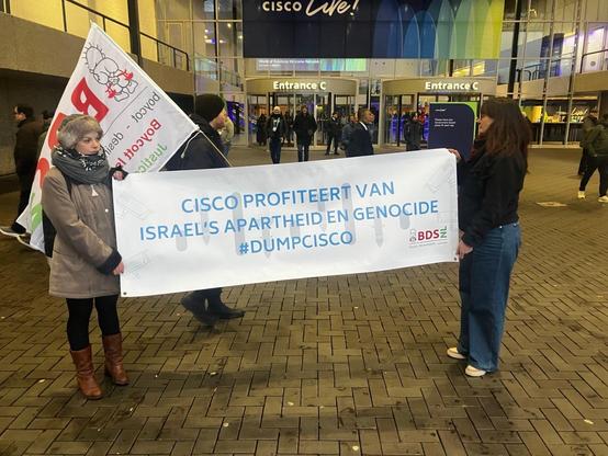 Twee BDS deminstranten met dpandoek "Cisco profiteert van Israëlische apartheid en genocide. #DUMPCISCO"