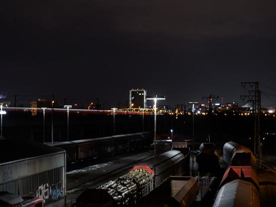 Trainspotting am ehemaligen Voltasteg mit Blick über das Gleisfeld in Richtung Viktoriaturm.
